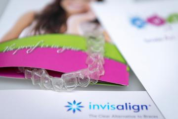 Invisalign ή Μεταλλικά Σιδεράκια; Ποια είναι η κατάλληλη ορθοδοντική θεραπεία για εσάς;